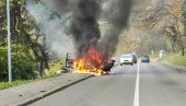 AUTO IZGOREO U POTPUNOSTI: Incident na Topčideru, srećom nema povređenih (FOTO)