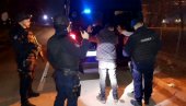 POGLEDAJTE SNIMAK NOVE AKCIJE OPERATIVNE UDARNE GRUPE: Migrant bežao i bacio nož, tokom noći pronađena i puška (VIDEO)