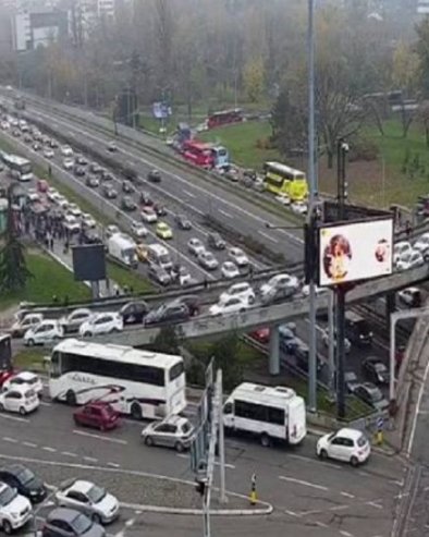 КОЛАПС У ОБА СМЕРА: Измене у саобраћају због радова изазивају гужве на ауто-путу