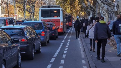 KOLAPS NA AUTOKOMANDI: Kolone automobila - vozila mile, građani idu peške (FOTO/VIDEO)