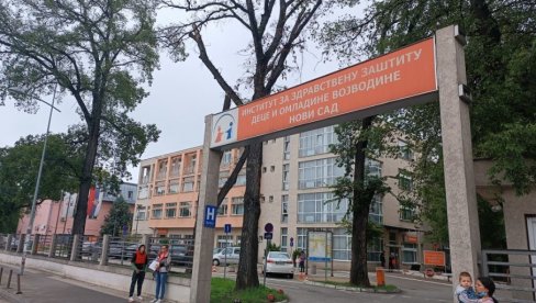NIJE U ŽIVOTNOJ OPASNOSTI: U saobraćajnoj nesreći u Sremskoj Kamenici, sedmogodišnjak zadobio povredu glave