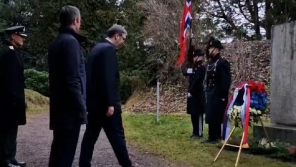 ПРЕДСЕДНИК ВУЧИЋ ПОЛОЖИО ВЕНАЦ НА СПОМЕНИК СТРАДАЛИМ ЈУГОСЛОВЕНИМА: Александар Вучић обележио страдање Срба у логорима у Норвешкој