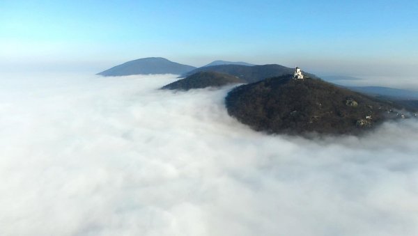 НЕСВАКИДАШЊЕ СЛИКЕ ВРШЦА У МАГЛИ: Ево како би изгледало када би се вратило Панонско море (ФОТО)