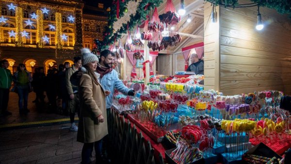 НОВОСАДСКИ ЗИМЗОЛЕНД : Празнична атмосфера и програми на Тргу слободе