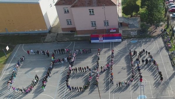 ПОРУКА ДЕЦЕ СА КиМ СРПСКИМ ФУДБАЛЕРИМА Орлићи са Косова кличу: Летите и Србије се сетите (ВИДЕО)