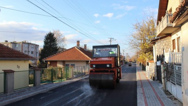 АСФАЛТ ЗА “ГРОБЉАНСКУ“ УЛИЦУ У ПАРАЋИНУ: Нови коловоз и тротоари за важну саобраћајницу