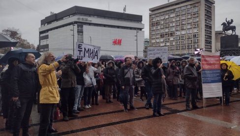 ТРАЖЕ СТАТУС СЛУЖБЕНОГ ЛИЦА: Због насиља у школама протестовали и просветари у Нишу (ВИДЕО)