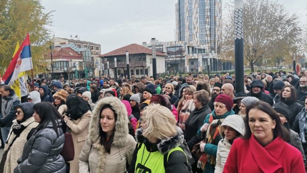 ПРОСВЕТАРИ ИЗ ТЕХНИЧКЕ ШКОЛЕ У ТРСТЕНИКУ НА ПРОТЕСТУ: Ситуација је и даље напета,овде смо да подржимо колегиницу (ФОТО)