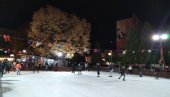 ZIMSKA ČAROLIJA MOŽE DA POČNE: Osamnaestu godinu zaredom Jagodina je dobila klizalište (FOTO)