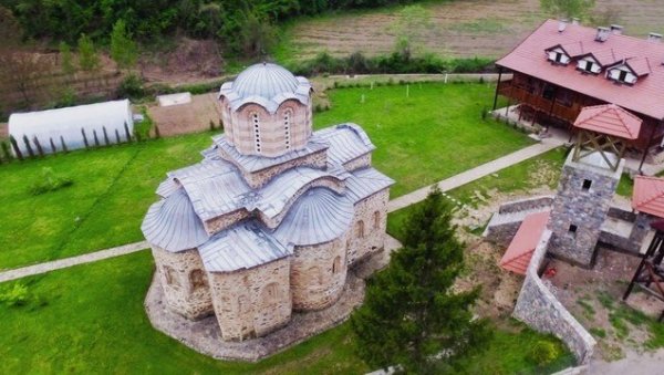 ЗАДУЖБИНА ПАТРИЈАРХА, БИСЕР МОРАВСКЕ АРХИТЕКТУРЕ: Прелепи манастир Дренча код Александровца чува гробове ктитора (ФОТО)