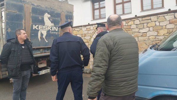 ЦИСТЕРНА ИСПРЕД ВИНАРИЈЕ ПЕТРОВИЋА: Власти лажне државе отимају вино српске породице (ВИДЕО)