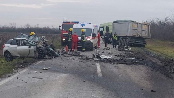 НОВЕ СЛИКЕ НЕСРЕЋЕ У КОЈОЈ ЈЕ ПОГИНУО ЈЕШИЋ: Од силине удара смрскан и део камиона - није му било спаса (ФОТО)