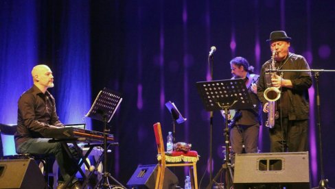 DŽEZ SPEKTAKL U CENTRU ZA KULTURU: Vasil Hadžimanov i Rus Oleg Kirijev oduševili smederevsku publiku (FOTO)