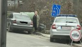 POTRESNA SLIKA: Očajna i zabrinuta supruga Dejana koga maltretira Kurti i njegova policija (FOTO)