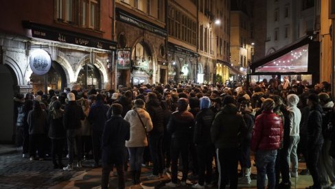 SLIKE SA ULICA FRANCUSKE: Ovako su navijači gledali utakmicu (FOTO)