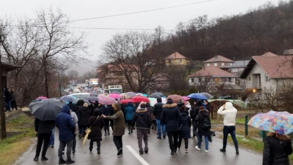 ЧЕТРНАЕСТИ ДАН НА БАРИКАДАМА: Још једна ноћ на хладноћи и под ведрим небом, Срби истрајни у својим захтевима