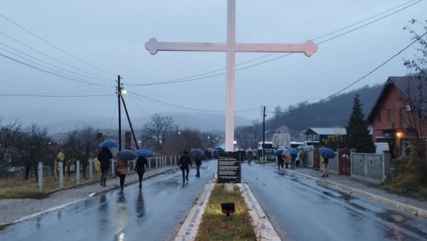 КОД КРСТА У РУДАРУ СЕ ОКУПЉА СВЕ ВИШЕ ЉУДИ: Подршка браћи који су преноћили на барикадама, КФОР-овци из Пољске мотре са стране (ФОТО)