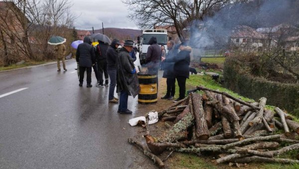 ОВАКО СРБИ ПРКОСЕ ЗИМИ НА БАРИКАДАМА: Хладноћа није спречила наш народ да устане против Куртијевог терора (ФОТО)