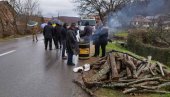 OVAKO SRBI PRKOSE ZIMI NA BARIKADAMA: Hladnoća nije sprečila naš narod da ustane protiv Kurtijevog terora (FOTO)