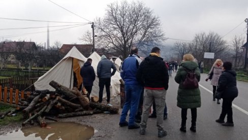 URUČENO 60 POZIVA SRBIMA ZBOG BARIKADA NA SEVERU: Kurtijev režim nastavlja sa maltretiranjem građana