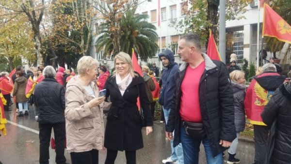 БРАНЕ МИЛА ОД ЗАКОНА: После протестне вожње Подгорицом, присталице Покрета Има нас окупиле се пред Скупштином Црне Горе (ФОТО/ВИДЕО)