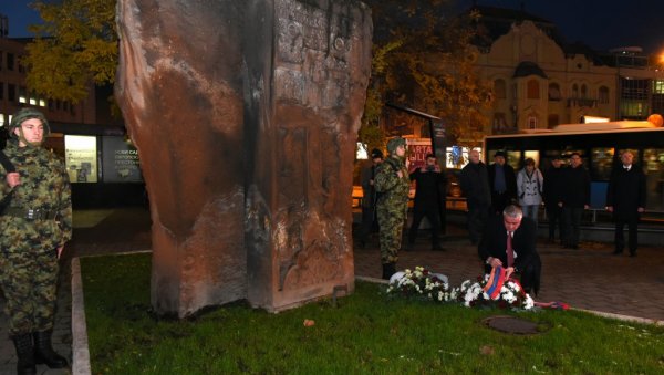 ДАЛИ СУ ЖИВОТЕ ПОМАЖУЋИ ПОСТРАДАЛИМА: Венци положени на споменик српским пилотима, погинулим у Јерменији