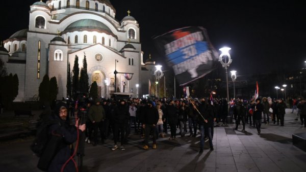 СКУП ИСПРЕД ХРАМА ЗА КОСОВО И МЕТОХИЈУ: Грађани поручили Нема предаје (ФОТО)