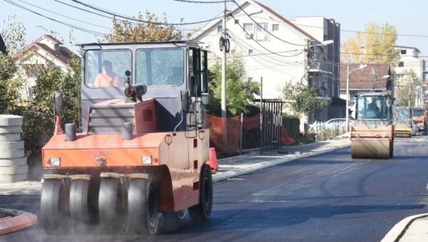 МАШИНЕ СЕ СЕЛЕ НА ОБОД БЕОГРАДА: Дирекција за грађевинско земљиште и изградњу не прекида започети посао