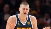 NIKOLA JOKIĆ GLEDA I NE VERUJE: Usred NBA sezone u penziju otišao čuveni Srbinov saigrač!