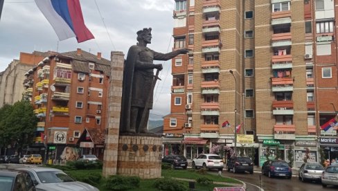НОВА БОЛЕСНА ПРОВОКАЦИЈА ПРИШТИНЕ: У Северној Митровици српској деци делили заставе тзв. Косова!