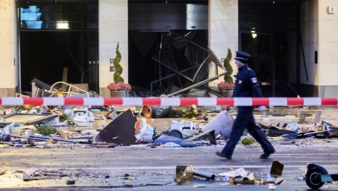 APOKALIPTIČNE SLIKE IZ BERLINA: Eksplodirao džinovski akvarijum - trotoari zatrpani krhotinama stakla, voda se sliva niz ulicu (FOTO)