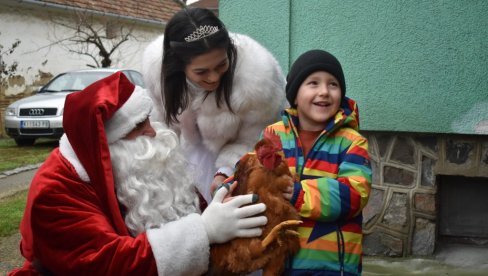 А ОД ДЕДА МРАЗА - ПЕТАО И КОКОШКА: Дечак из Кикинде добио несвакидашњи новогодишњи поклон (ФОТО/ВИДЕО)