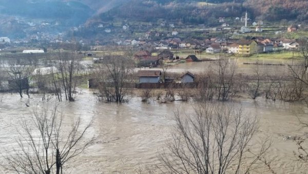 ОРАНИЦЕ ПОД ВОДОМ, КУЋЕ УГРОЖЕНЕ: Код Пријепоља се излио Лим, водостај у наглом порасту (ФОТО)