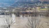 ОРАНИЦЕ ПОД ВОДОМ, КУЋЕ УГРОЖЕНЕ: Код Пријепоља се излио Лим, водостај у наглом порасту (ФОТО)