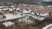 IZBEGLI SA KOSOVA, SA SVAKOM POPLAVOM OPET BEŽE IZ DOMOVA: Sa novim kišama nove muke 400 žitelja beranskog naselja (FOTO/VIDEO)