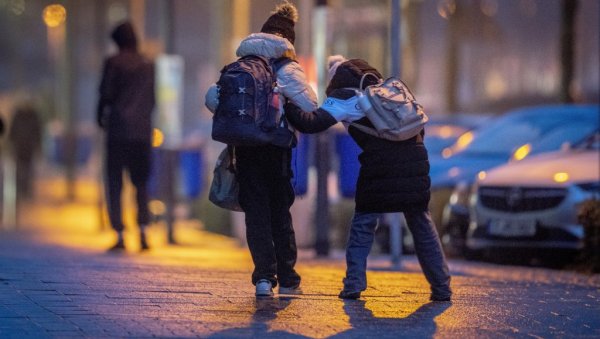 ЦРНИ ЛЕД НАПРАВИО ХАОС У ЦЕЛОЈ ЗЕМЉИ: Због ледене кише отказана школа у деловима Немачке, велики број саобраћајних несрећа (ФОТО)