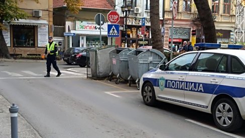 УДАРИО САОБРАЋАЈНОГ ПОЛИЦАЈЦА КОЈИ ЈЕ ПОКУШАО ДА ГА ЗАУСТАВИ: Бахати возач одмах ухапшен УДАРИО САОБРАЋАЈНОГ ПОЛИЦАЈЦА КОЈИ ЈЕ ПОКУШАО ДА ГА ЗАУСТАВИ: Бахати возач одмах ухапшен
