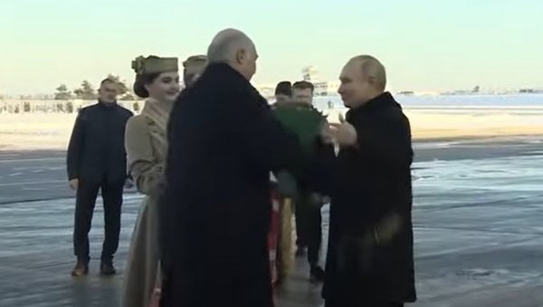 СЛОВЕНСКИ ДОЧЕК И БРАТСКИ ЗАГРЉАЈ ЗА ПУТИНА: Лукашенко га сачекао на аеродрому, ево шта су му уручиле девојке (ВИДЕО)