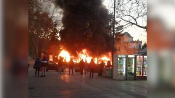 СТРАВИЧАН ПОЖАР У НИШКОЈ БАЊИ: Гори градски аутобус, ватрогасци се боре са пламеном (ВИДЕО)