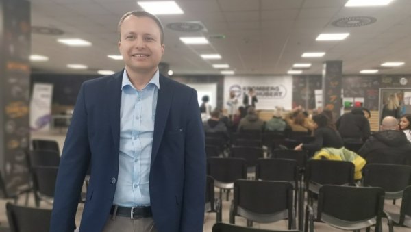 ПРОДАЈОМ КЊИГА ПОМАЖЕ КАТАРИНИ: Крушевљанин великог срца прикупио више од 100.000 динара за куповину протезе суграђанки