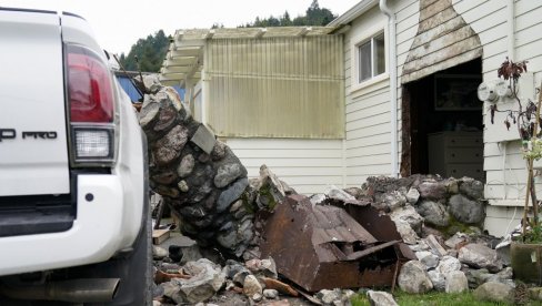 OŠTEĆENE KUĆE I PUTEVI, HILJADE LJUDI BEZ VODE I STRUJE: Nakon zemljotresa proglašeno vanredno stanje u pojedinim delovima Kalifornije (FOTO)