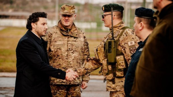 НАГРАДА СВИМ ВОЈНИЦИМА: Премијер Абазовић после показне вежбе саопштио лепе вести за припаднике Војске Црне Горе (ФОТО)