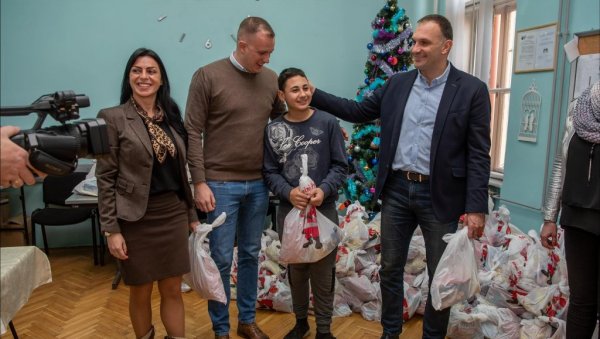 У СУРЕТ ПРАЗНИЦИМА: Челници Зрењанина новогодишњим пакетићима обрадовали ученике Основне и средње школе „9. мај“