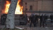 POVREĐENO PREKO 30 POLICAJACA, POLUPANI IZLOZI, ZAPALJEN AUTOMOBIL... Haos na ulicama Pariza (VIDEO)