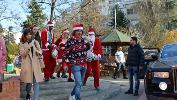 НОВОГОДИШЊА ЕУФОРИЈА МОЖЕ ДА ПОЧНЕ: ДЈ Жекс обрадовао своје клинце незаборавном журком и поклонима који су стигли (ФОТО)