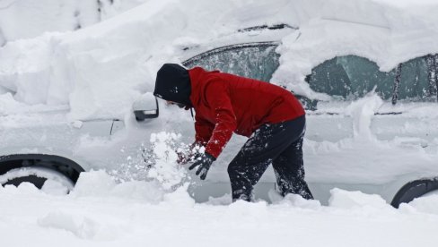 PALO VIŠE OD METAR SNEGA: Snežna oluja pogodila NJujork (FOTO)