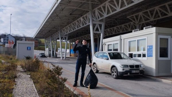 СРЕЋНА ТИ СЛОБОДА, ЈУНАЧЕ! Никола са три подигнута прста на административном прелазу (ФОТО)