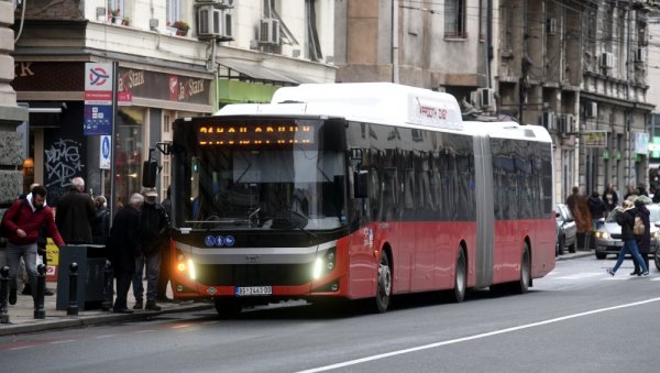 ДРАМА У ГРАДСКОМ ПРЕВОЗУ: Прозор пао човеку на главу (ФОТО)