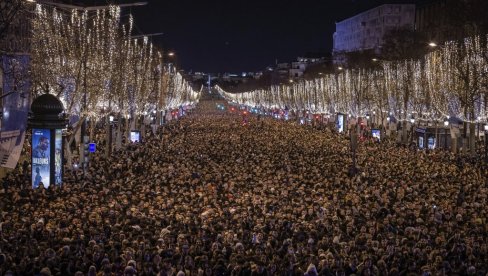 МИЛИОН ЉУДИ НА ЈЕЛИСЕЈСКИМ ПОЉИМА: Уз ватромет са Тријумфалне капије у ново лето (ФОТО)