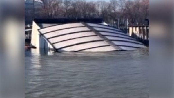 ВОДА ГОТОВО У ПОТПУНОСТИ ПРОГУТАЛА ФРИСТАЈЛЕР: Снимак са стране реке најбоље показује размере хаоса (ВИДЕО)